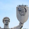 В Києві почали демонтаж герба на монументі "Батьківщина-Мати"