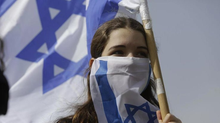 Дівчина з прапором Ізраїлю