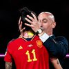 Президент федерації футболу Іспанії подав у відставку через скандал з поцілунком (відео)