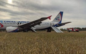 У росії в полі екстренно сів пасажирський літак (відео)