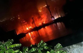 У Севастополі пролунали потужні вибухи, палає судноремонтний завод (відео)