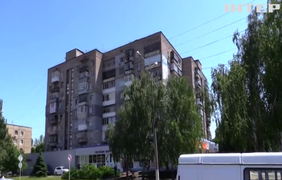 Ворог щодня обстрілює Нікополь: чи встигають відновлювати домівки