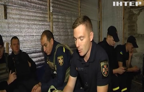 Попри "прильоти" та заміновані дороги, вони продовжують виконувати свою роботу: рятувальники відзначають професійне свято