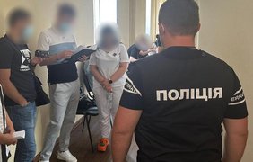 Довідка за 1500 доларів: на Одещині затримали працівників ВЛК (фото)
