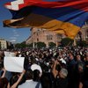 В Єревані протестувальники штурмують будівлю уряду та заблокували посольство рф (відео)