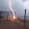 З'явилося відео удару блискавки в двох людей на мексиканському пляжі
