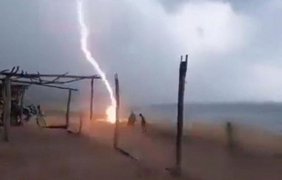 З'явилося відео удару блискавки в двох людей на мексиканському пляжі