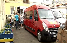 Автівку з ліками, продуктами та засобами гігієни привіз волонтер з Італії в Чернівці
