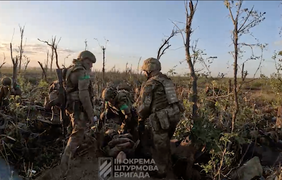 Як під Бахмутом евакуювали пораненого: штурмовики показали відео