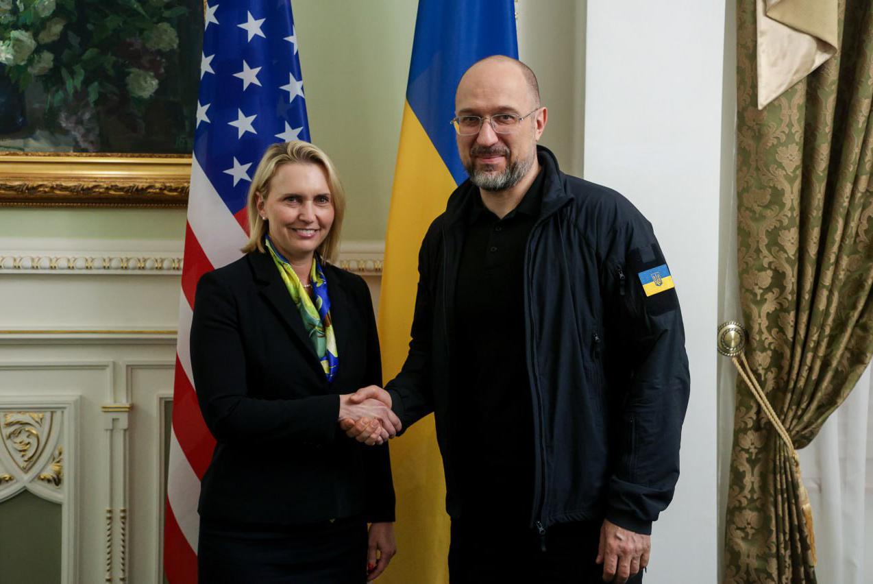 Прем'єр-міністр Денис Шмигаль зустрівся послом США Бріджит Брінк і передав американській стороні "Концепт посилення стійкості демократії в Україні"