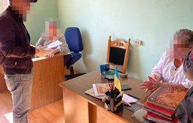 Під Львовом заступниця голови військово-лікарської комісії намагалася з'їсти хабар (фото)