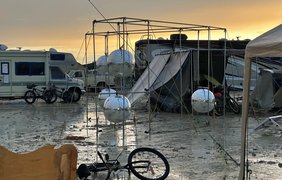 Тисячі учасників фестивалю Burning Man заблоковані в пустелі через дощі (фото, відео)