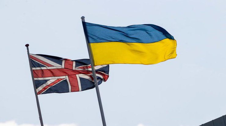 Прапори України та Великої Британії.