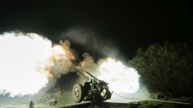 Українські військовослужбовці ведуть вогонь зі 122-мм гармат