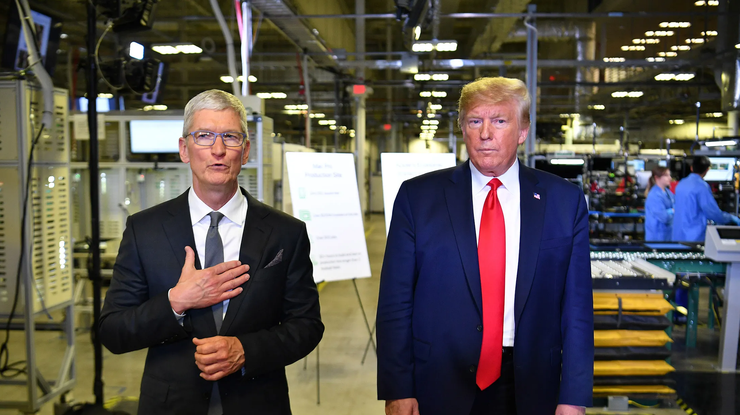Тім Кук і Дональд Трамп на заводі Apple