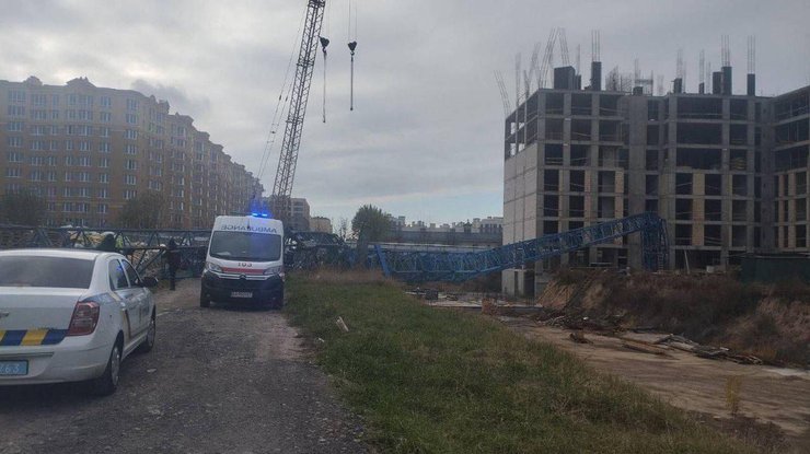 У Києві впав будівельний кран