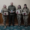 Умєров вручив заслужені відзнаки Міноборони трьом захисницям