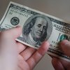 Долар подешевшав після чотириденного зростання