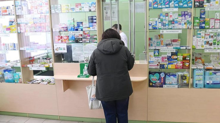 Жінка в аптеці