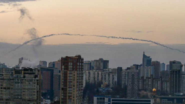 У Києві під час ракетного удару зафіксоване падіння уламків