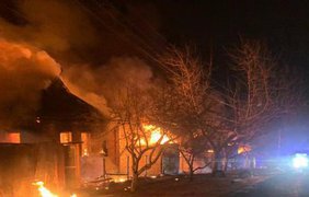 Ворог вдарив по Харкову: палає АЗС та житлові будинки, занигули діти 