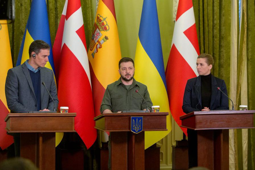 Данія та Україна підписали 10-річну угоду з безпеки. Про це оголосила прем'єр-міністр королівства Метте Фредеріксен і анонсувала військову допомогу Києву на 1,7 млрд крон ($250 млн)