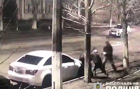 У Києві затримали грабіжників, які вдарили військового цеглиною по голові (відео)
