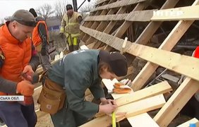 У Бучі волонтери благодійної організації "Добробат" відновлюють пошкоджені будинки