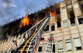 У Харкові після ракетного удару вирує величезна пожежа, троє загиблих