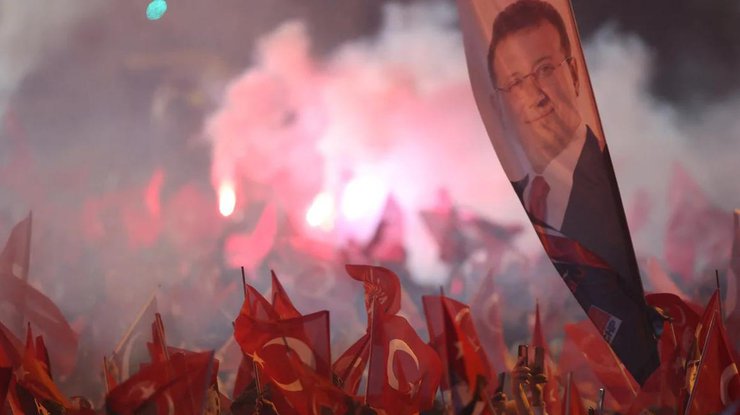 Прибічники мера Стамбула святкують перемогу
