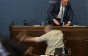 У парламенті Грузії побилися депутати через законопроєкт про "іноагентів" (відео)