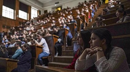 Студентам приватних вишів заборонено виїжджати за кордон - МОН