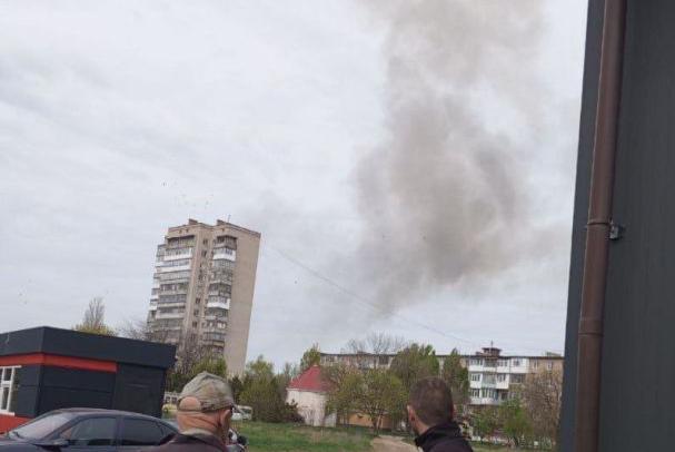 16 квітня у Бердянську приблизно об 11:30 пролунало два вибухи. Одна ракета точно прилетіла в ціль, там, де ворог накопичував своє військове озброєння