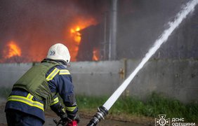 На Одещині рятувальники майже добу гасять пожежу в порту - ОВА
