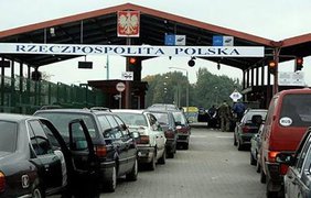 Понад тисячу вантажівок у чергах: яка ситуація на кордоні з Польщею