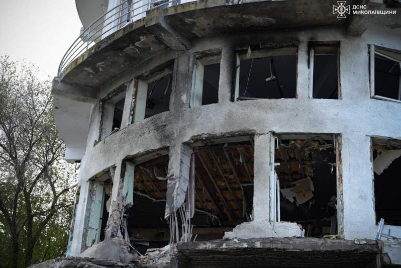 У Миколаєві внаслідок ворожого повітряного дронового удару рано-вранці 28 квітня фіксуються суттєві пошкодження цивільної інфраструктури, зокрема будівлі готелю