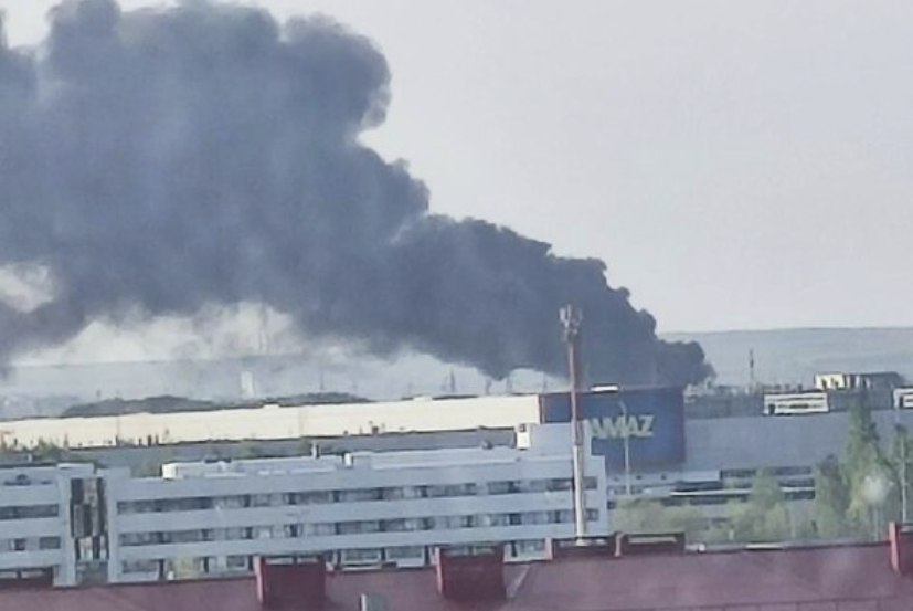 Потужна пожежа спалахнула поблизу заводу "КамАЗ" у Росії. У мережі показали кадри з місця інциденту