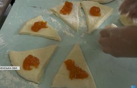 "Ділимося хлібом": на Рівненщині виготовляють смаколики для захисників