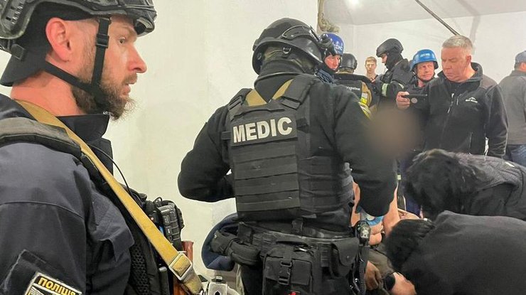 Поліцейські надають першу допомогу пораненим внаслідок авіаударів по Харкову 17 травня 2024 року. Поліція Харківщини