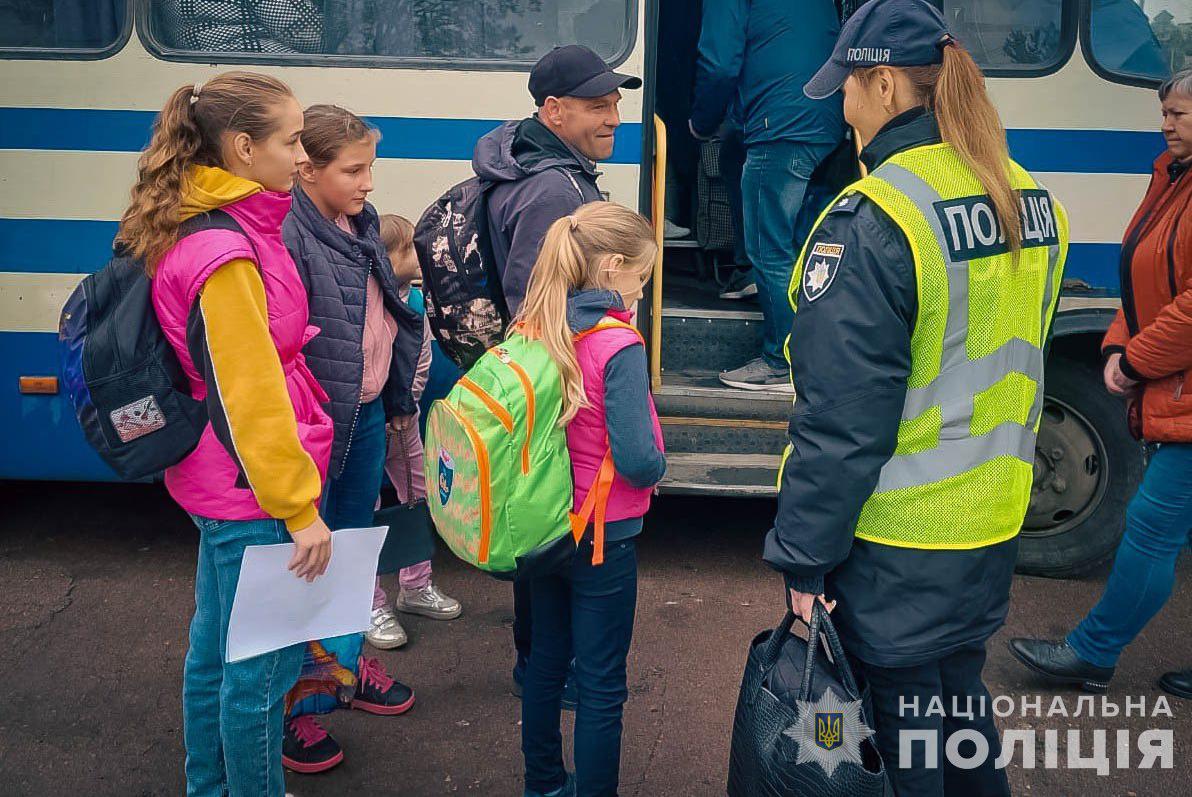 Сім'ї з дітьми з вразливих категорій, які евакуюються з прифронтових територій Харківщини і Сумщини, отримають додаткову фінансову допомогу в розмірі 10 800 грн на одну особу