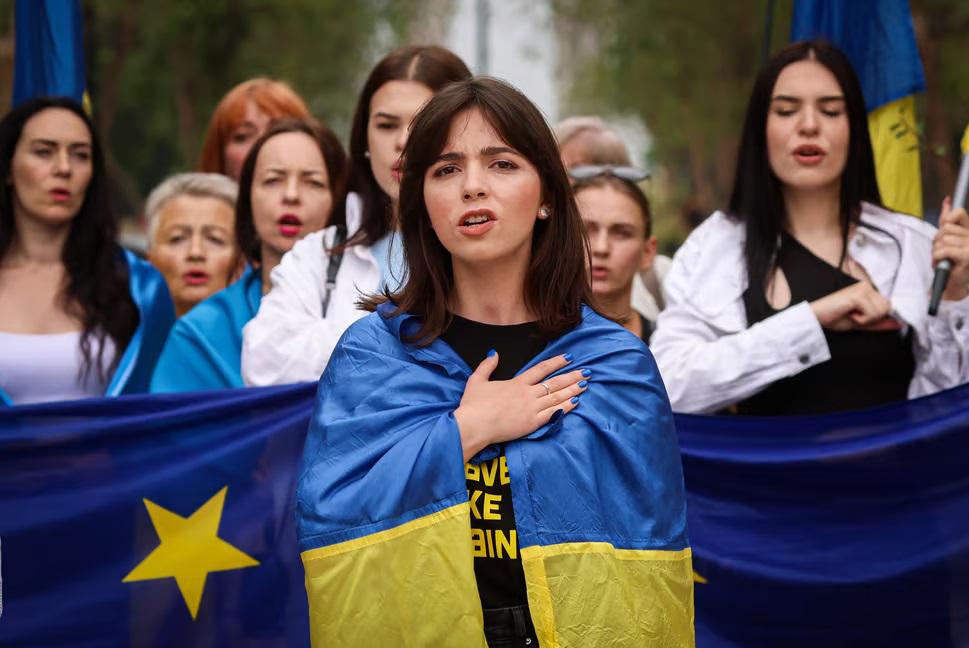 Країни Євросоюзу мають намір розпочати 25 червня переговори про прийом до об'єднання України та Молдови. Про це пише Politico з посиланням на джерела. За їхніми словами, ЄС намагається переконати Угорщину дати згоду на членство України