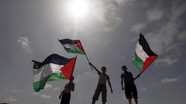 Діти з прапорами Палестини