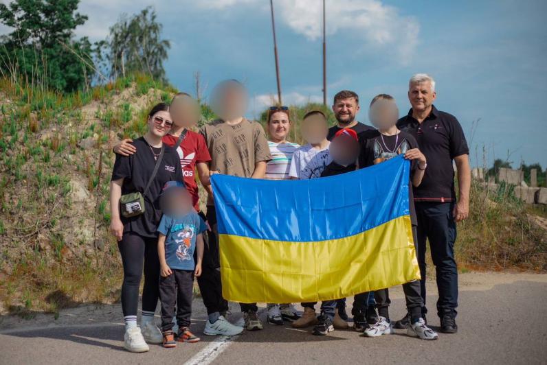 Україна повернула з тимчасово окупованих росією територій ще 13 дітей розом з родинами