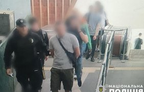 У метро Києва чоловік з ножем напав на пасажира