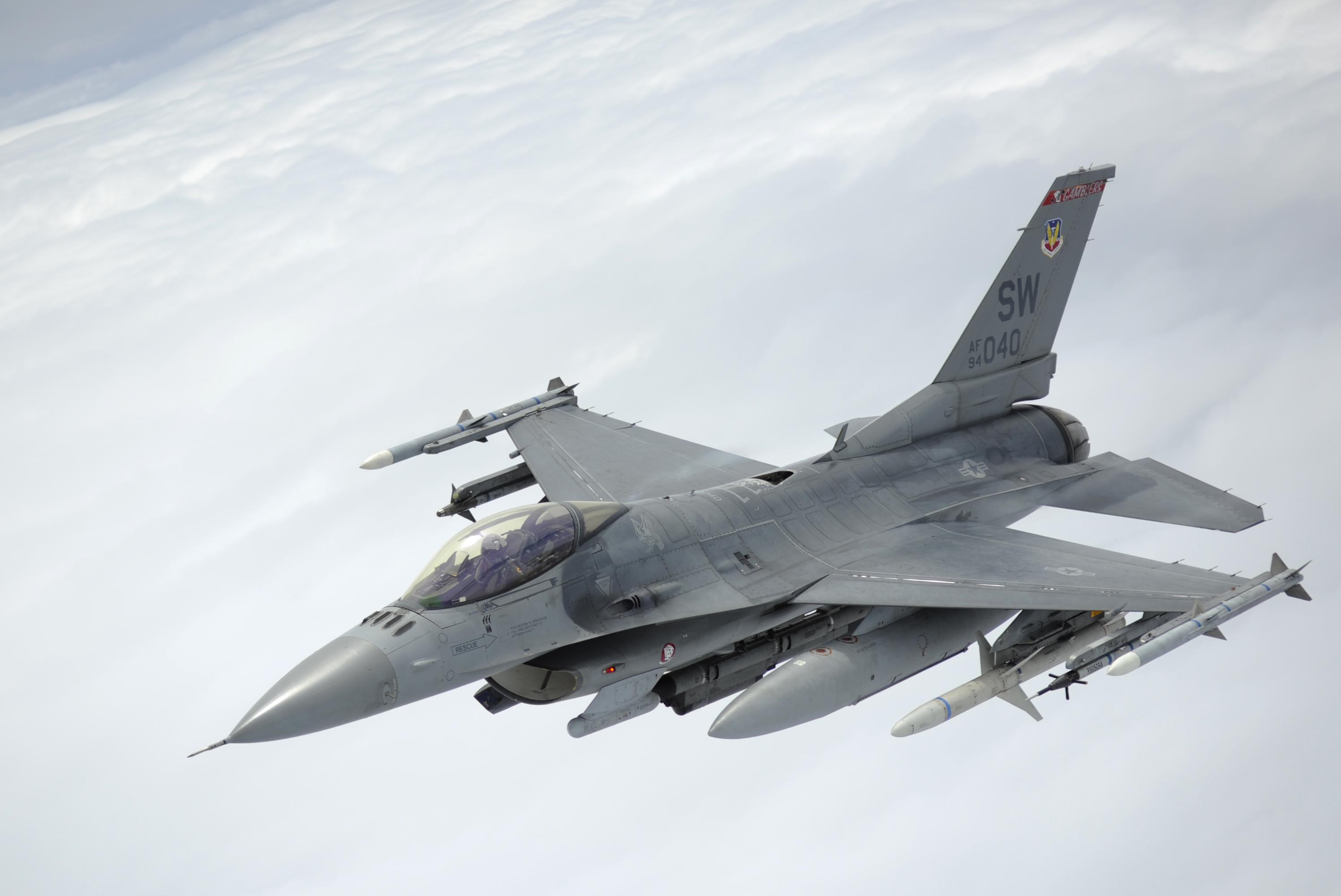 Перша група українських пілотів завершила навчання на літаках F-16 на військовій базі в Арізоні, США