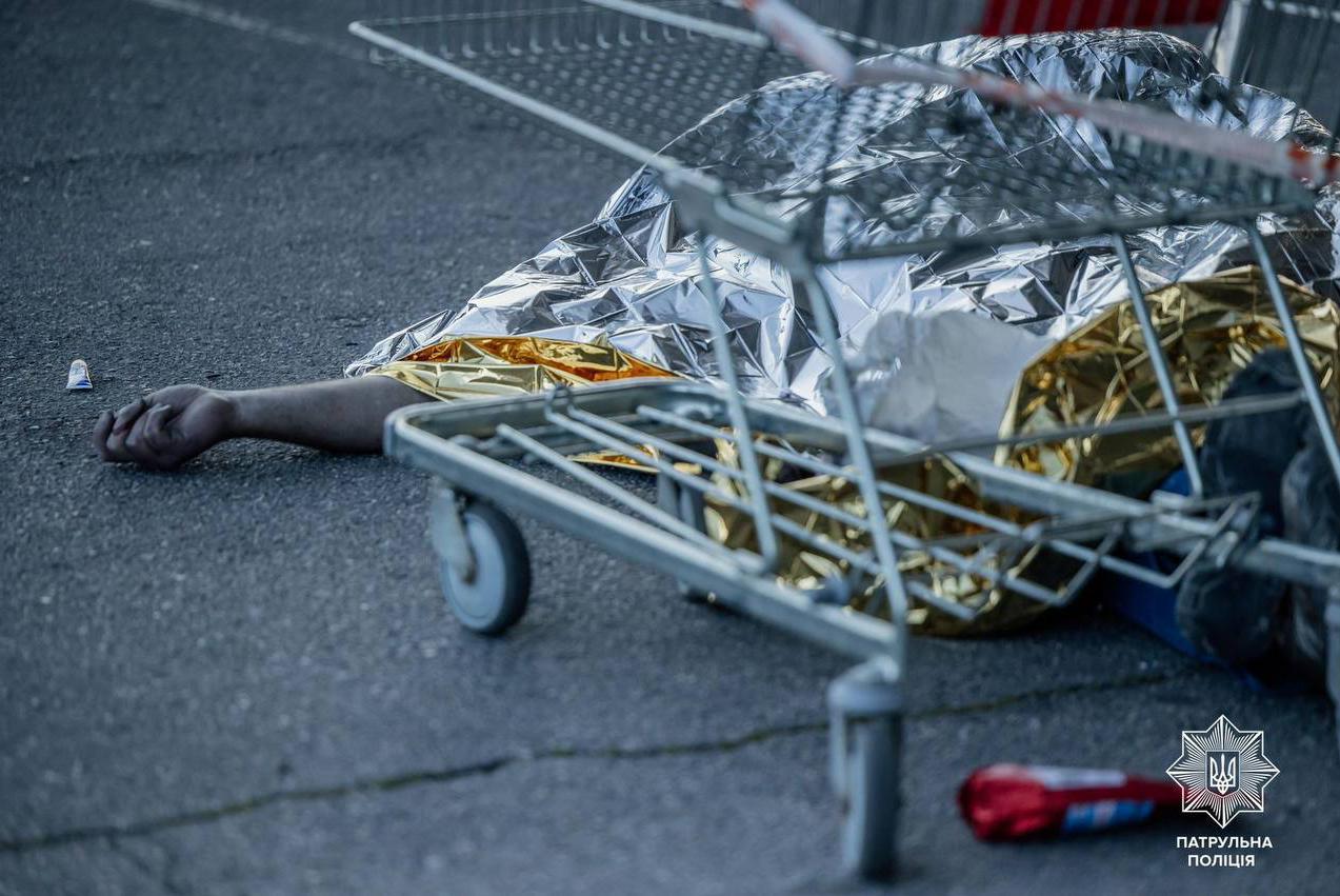 Рятувальники знайшли тіло загиблої людини в зруйнованому російським ударом гіпермаркеті "Епіцентр" в Харкові
