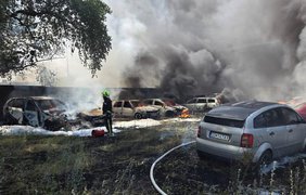У Дарницькому районі Києва виникла масштабна пожежа: згоріли понад 30 авто