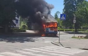 У Києві на ходу спалахнув автобус (фото)