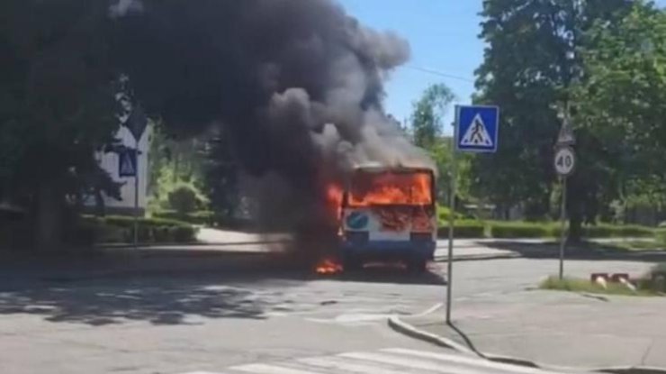 У Києві на ходу спалахнув автобус