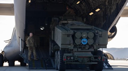 Байден дозволив Україні бити з HIMARS, GMLRS та артилерії по росії - Блінкен